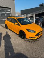 Ford Focus 2.0 Ecoboost 184KW 5DRS H6 2014, 65 €/maand, 1337 kg, 14 km/l, Handgeschakeld