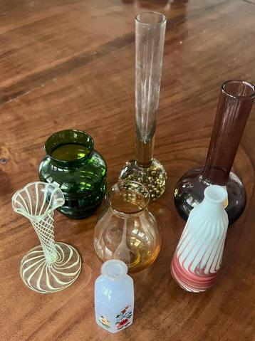 Zeven oude kleine vaasjes beschikbaar voor biedingen