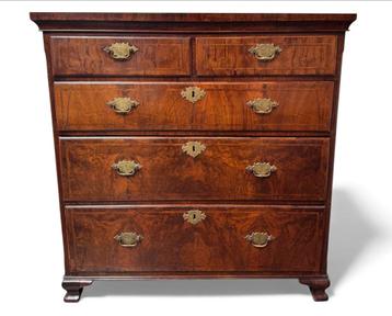18e Eeuwse Commode met Wortelnoten Fineer beschikbaar voor biedingen