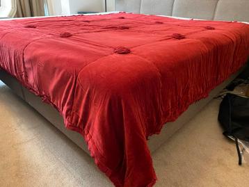 Bordeaux-rode fluwelen sprei met roosjes en 2 kussentjes beschikbaar voor biedingen