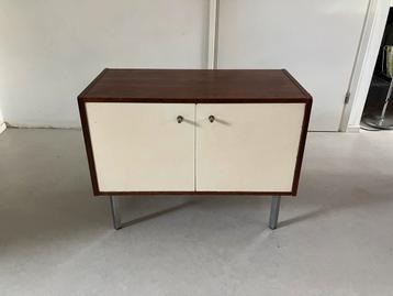 Vintage kastje Lockwood beschikbaar voor biedingen