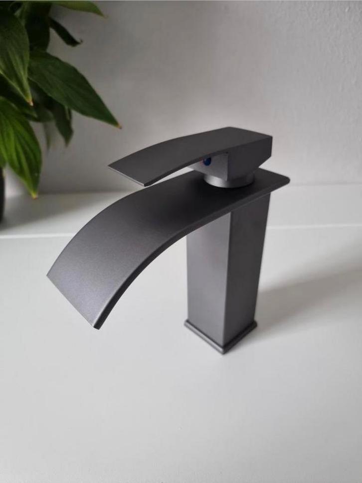 Wastafelkraan, badkamer, grijs, waterval uitloop, mengkraan, Huis en Inrichting, Badkamer | Badtextiel en Accessoires, Nieuw, Overige typen