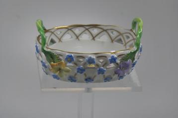 Prachtig kleurrijk  mandje van Dresden porselein beschikbaar voor biedingen