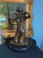 Bronzen beeld van een knielende vrouw met parels, Ophalen of Verzenden