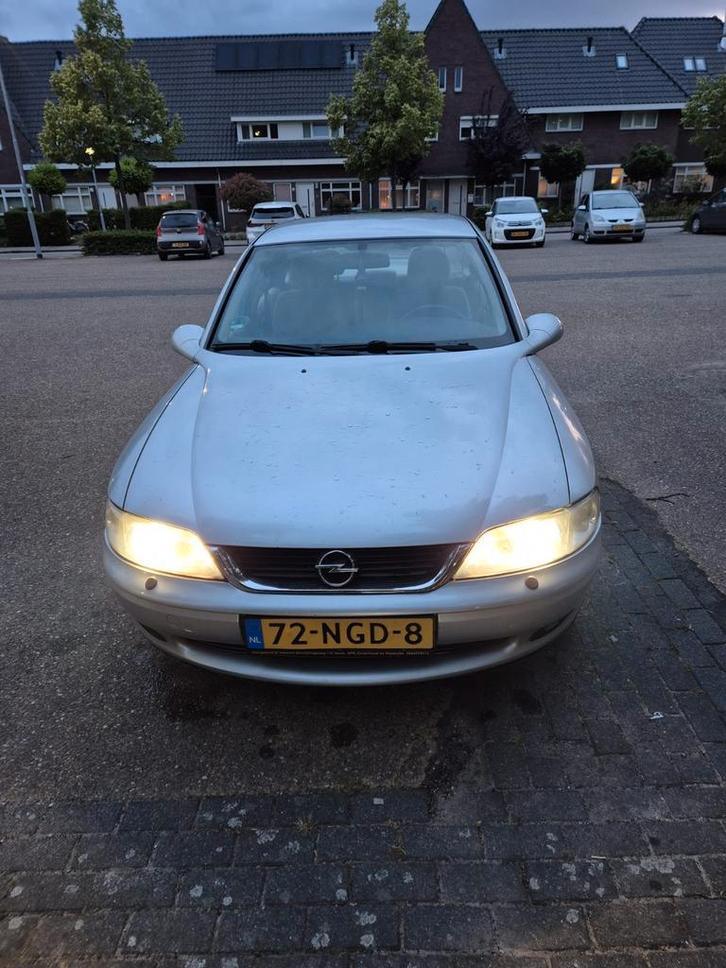 Opel Vectra 1.8 16V Automaat • 2001 • 125 pk, Auto's, Opel, Bedrijf, Vectra, Benzine, Sedan, Geïmporteerd, Zilver of Grijs, Ophalen
