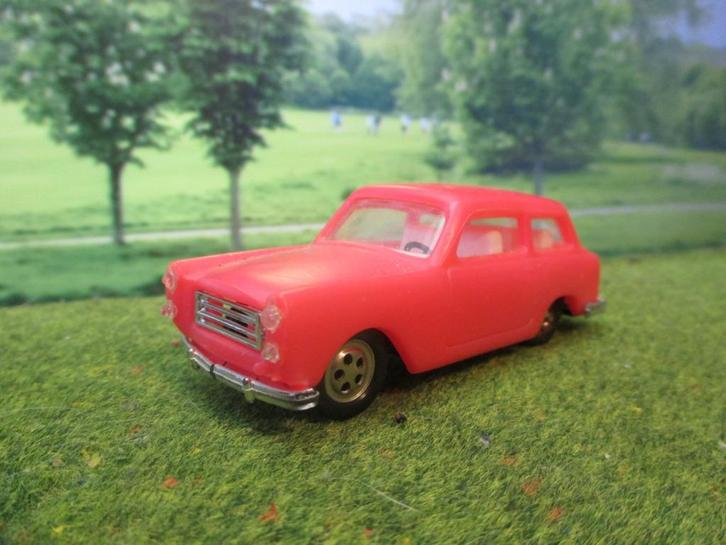 1/43 Innocenti Austin A40 - KaDeN ( plastic ) Politoys kopie, Hobby en Vrije tijd, Modelauto's | 1:43, Zo goed als nieuw, Auto