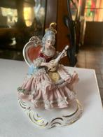 Dresden porseleinen beeldje van dame met een mandoline, Antiek en Kunst, Ophalen of Verzenden