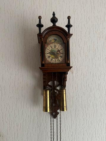 Antieke Wandklok met Gewichten beschikbaar voor biedingen