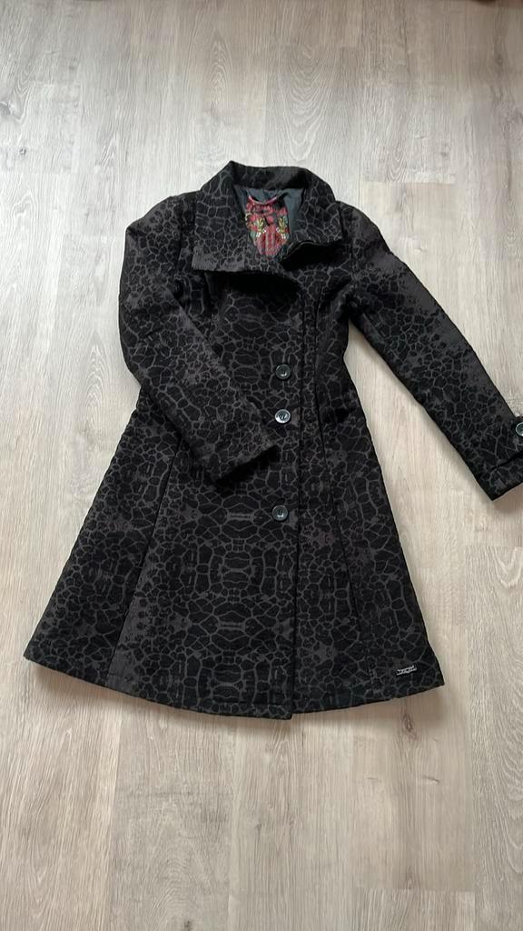 Desigual getailleerde tussen jas maat 38, Kleding | Dames, Jassen | Winter, Zo goed als nieuw, Maat 38/40 (M), Zwart, Ophalen of Verzenden