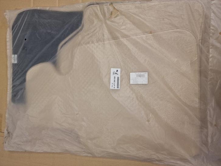 Automatten set 4-delig 51477294026 beige BMW F30 origineel, Auto-onderdelen, Interieur en Bekleding, BMW, Nieuw, Ophalen of Verzenden