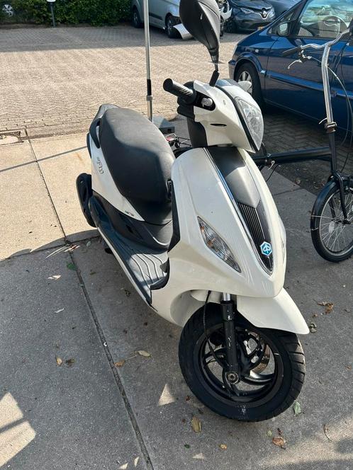 Piaggio new fly 50cc, Fietsen en Brommers, Scooters | Piaggio, Gebruikt, Fly, Maximaal 45 km/u, Benzine, Ophalen