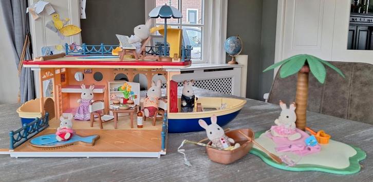 Sylvanian Families boot met eiland en roeiboot, Verzamelen, Poppenhuizen en Toebehoren, Gebruikt, Poppenhuis, Ophalen of Verzenden