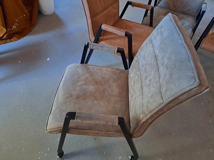 Set van 4 Eettafelstoelen met wieltjes, Huis en Inrichting, Stoelen, Gebruikt, Vier, Metaal, Stof, Bruin, Ophalen