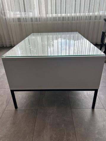 Salon tafel beschikbaar voor biedingen