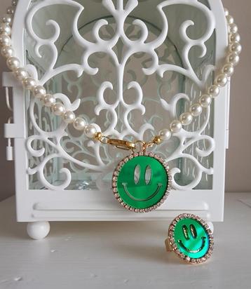 Smiley Ketting + Ring Groen Off White Parels 😊😊😊 beschikbaar voor biedingen