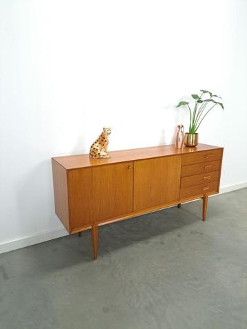 Teak dressoir met hoge poten en lades vintage beschikbaar voor biedingen