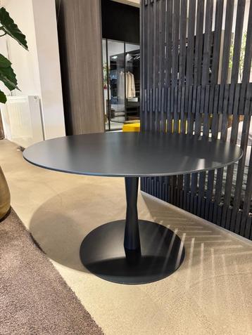 Poliform Flute Round Table beschikbaar voor biedingen
