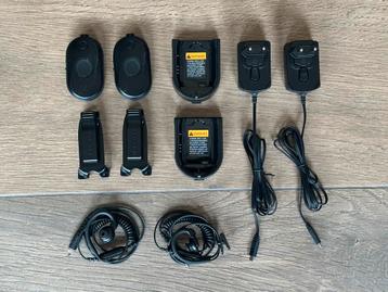 2x Motorola CLP446e met opladers en oortjes beschikbaar voor biedingen
