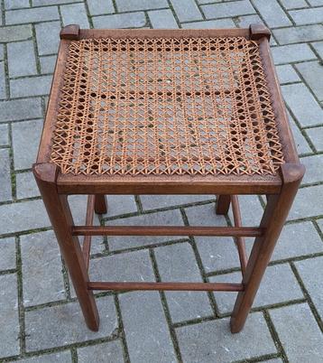 Kruk met biezen zitting beschikbaar voor biedingen