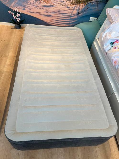 Intex Comfort Plush Luchtbed met ingebouwde pomp, Caravans en Kamperen, Luchtbedden, Zo goed als nieuw, Ophalen of Verzenden