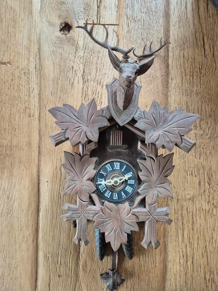 Houten koekoeksklok met hertenkop – handgesneden Zwarte Woud, Huis en Inrichting, Woonaccessoires | Klokken, Zo goed als nieuw