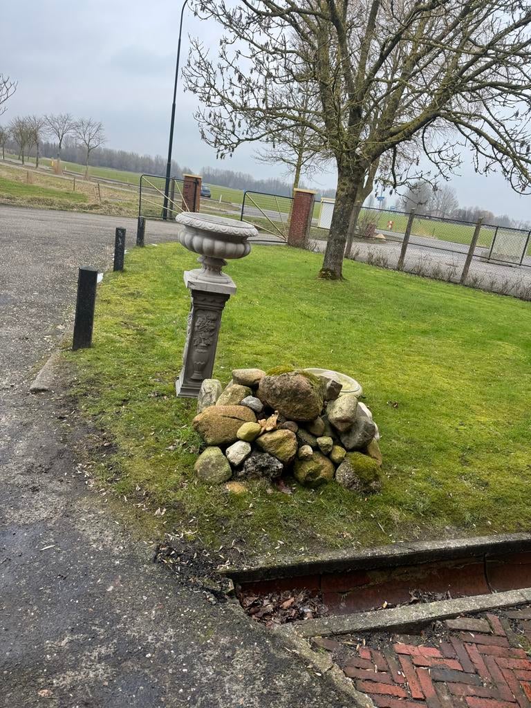 Betonnen tuinvaas op sokkel, Ophalen of Verzenden, Gebruikt, Beton, Abstract beeld
