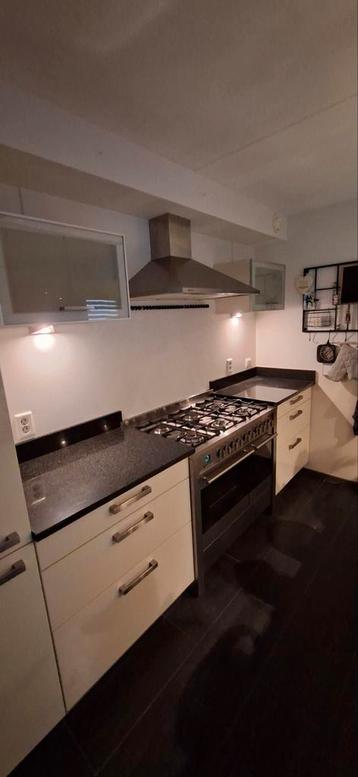 Moderne Hoogglans Crème Keuken met spoeleiland