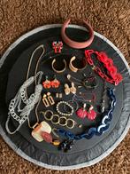 25 stuks allerlei armbanden kettingen oorbellen diadeem, Sieraden, Tassen en Uiterlijk, Kettingen, Ophalen of Verzenden, Zo goed als nieuw