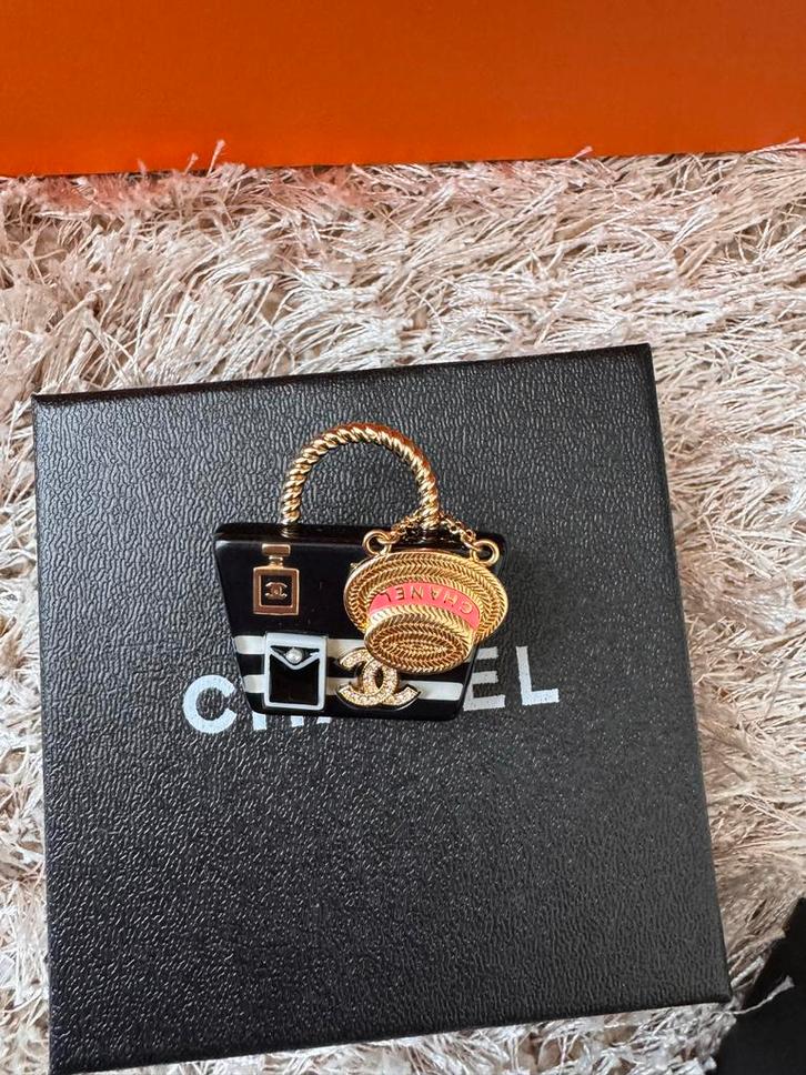 Chanel Broche - Prachtig Accessoire!, Sieraden, Tassen en Uiterlijk, Broches, Zo goed als nieuw, Overige materialen, Zwart, Minder dan 4 cm
