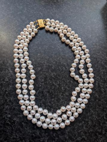 Prachtige parel ketting met grote gouden sluiting  beschikbaar voor biedingen
