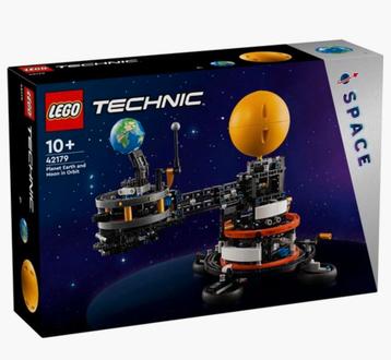 LEGO Technic Planeet Aarde en Maan in een baan (42179) beschikbaar voor biedingen