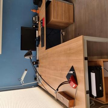 Hoekbureau in hoogte verstelbaar, 2 dl, 180 x 80 en 120 x 60 beschikbaar voor biedingen