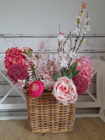 Rotan mand inclusief kunstbloemen  beschikbaar voor biedingen