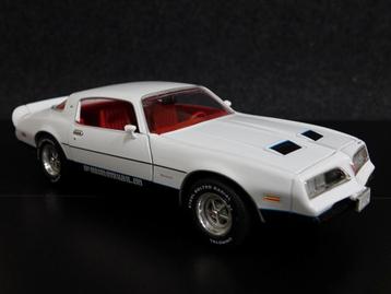 AutoWorld 1:18 1977 Pontiac Firebird Formula wit beschikbaar voor biedingen