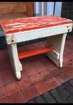 Oud en doorleefd houten krukje kruk geschilderd rood & crème, Ophalen, Zo goed als nieuw