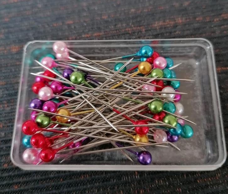 20 doosjes gekleurde glazen knopspelden, Hobby en Vrije tijd, Naaien en Fournituren, Nieuw, Overige typen, Ophalen of Verzenden