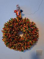Krans in carnavalstinten met een clowntje bovenop.  40cm, Ophalen of Verzenden, Zo goed als nieuw