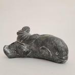 Vintage Inuit sculptuur - Eskimo op walvis - A Wolf original, Ophalen of Verzenden