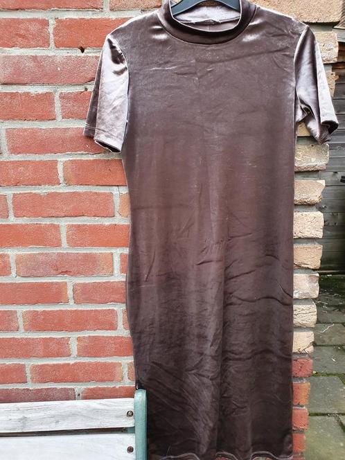Grijze, fluwelen jurk maat m Zara, Kleding | Dames, Jurken, Zo goed als nieuw, Maat 38/40 (M), Grijs, Onder de knie, Ophalen of Verzenden