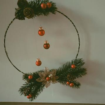 Kerststukje , in de vorm van een krans  met verlichting  beschikbaar voor biedingen