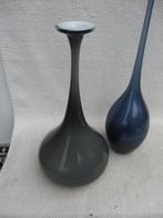 Twee Scandinavische "Longneck" vazen o.a. Kosta Boda, Antiek en Kunst, Antiek | Glas en Kristal, Ophalen of Verzenden