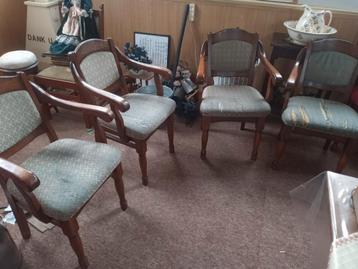 Stoelen. Opknappers beschikbaar voor biedingen