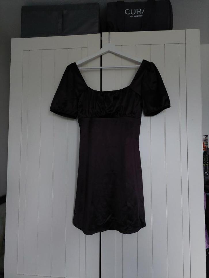 Zwarte satijnen mini jurk H&M, Kleding | Dames, Jurken, Nieuw, Maat 38/40 (M), Zwart, Boven de knie, Verzenden