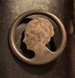 Broche Wilhelmina, Sieraden, Tassen en Uiterlijk, Broches, Overige materialen, Gebruikt, Minder dan 4 cm, Ophalen of Verzenden