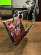 Vintage metalen platenrek / tijdschriftenrek houten greep, Huis en Inrichting, Woonaccessoires | Krantenbakken en Lectuurbakken