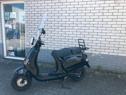 HELE GAVE: VESPA LOOK AGM RIVA 45KM BROM ZW BJ2023 1800KM, Fietsen en Brommers, Scooters | Overige merken