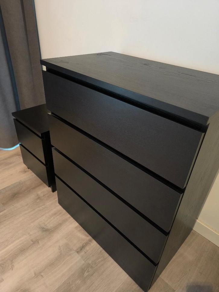 Set: zwarte ladekast (4 laden) + nachtkastje (2 laden) – €99, Huis en Inrichting, Kasten | Ladekasten, Zo goed als nieuw, 100 tot 150 cm