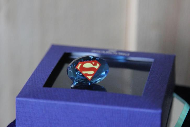Swarovski Superman Logo Magneet Broche, Verzamelen, Swarovski, Gebruikt, Mode-accessoire, Verzenden