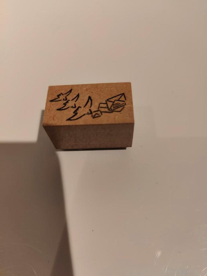 Houten stempel - Vogels en post, Hobby en Vrije tijd, Stempelen, Zo goed als nieuw, Houten stempel, Ophalen of Verzenden