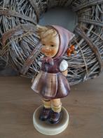 Porseleinen beeldje M.J.Hummeltje Goebel 13,5 cm 1963, Huis en Inrichting, Ophalen of Verzenden, Gebruikt